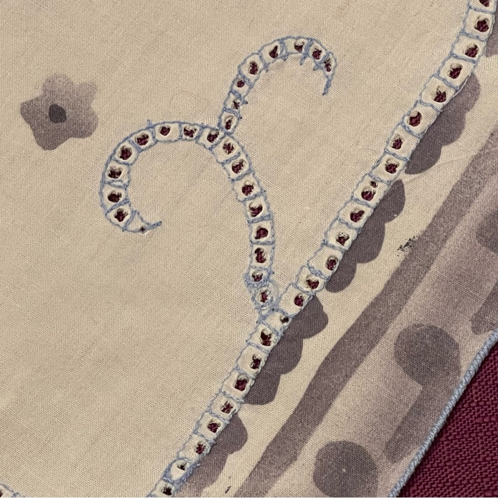 Beautiful delicate small square table linen - Picture 9 of 9